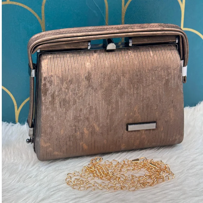 749 S M (10) Vintage-Style Frame Handbag with Detachable Gold Chain